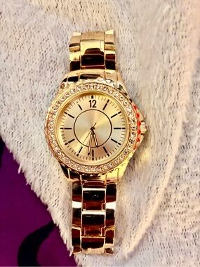 Gold Crystal Bezel Women's Bracelet Watch - Gold